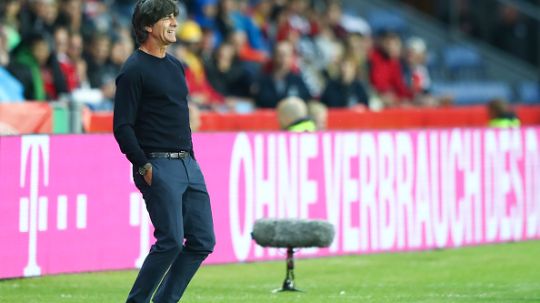 Ekspresi Joachim Low ketika skuatnya gagal memanfaatkan peluang yang ada. Copyright: © Martin Rose / Staff