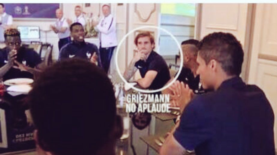 Antoine Griezmann tampak diam, tak ikut merayakan keberhasilan Varane menjuarai Liga Champions. Copyright: © Twitter/@AntoGriezmann
