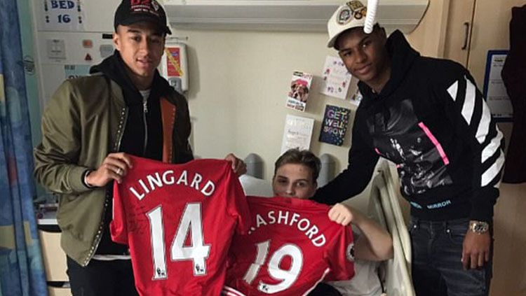 Jesse Lingard dan Marcus Rashford saat menengok korban serangan teror Manchester dan London. Copyright: &copy; dailymail.co.uk
