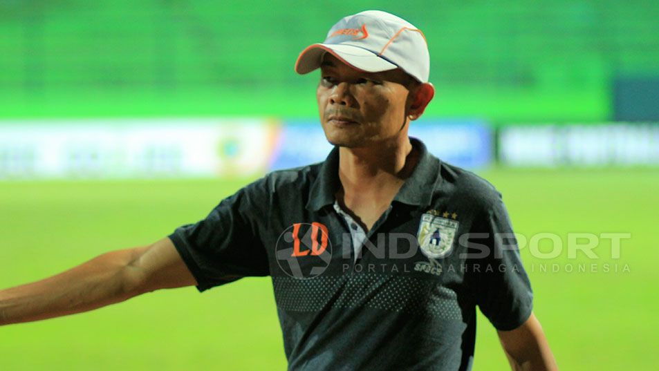 Liestiadi saat masih menjadi pelatih Persipura Jayapura. Copyright: © Ian Setiawan/Indosport