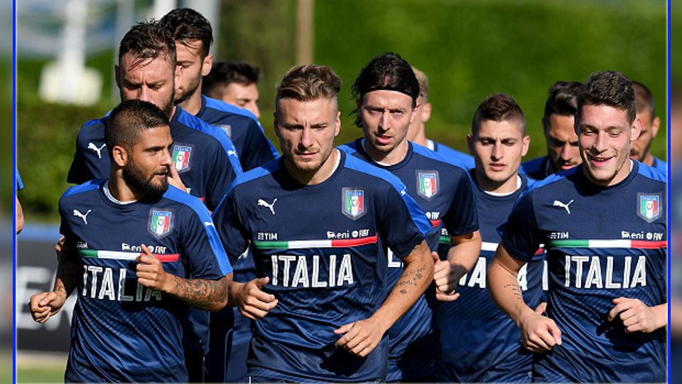 Lorenzo Insigne (kiri), Ciro Immobile (tengah), Andrea Belotti saat lathan bersama Timnas Italia. Copyright: © getty images