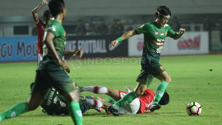PS TNI kala menghadapi Persija Jakarta. Copyright: &copy; Herry Ibrahim/INDOSPORT