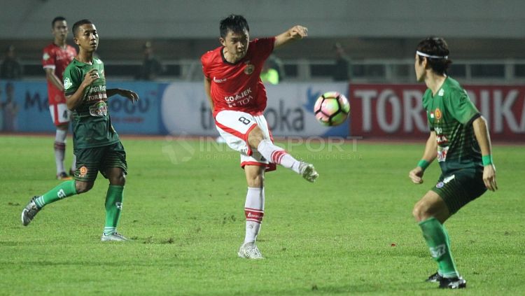 Sutanto Tan lepaskan tendangan jarak jauh. Copyright: © Herry Ibrahim/INDOSPORT