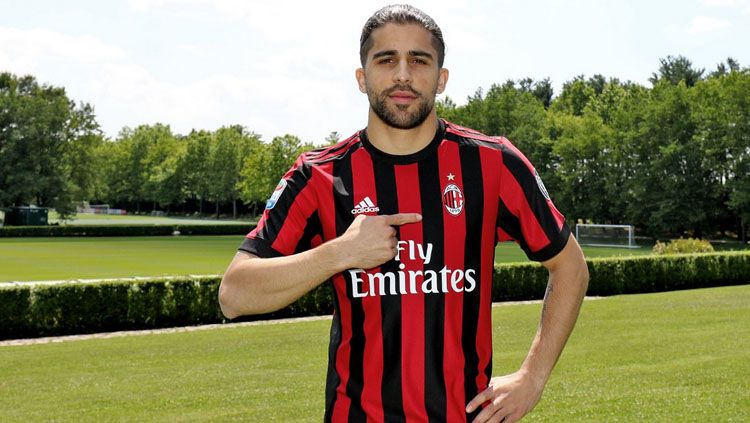 AC Milan memperkenalkan Ricardo Rodriguez. Copyright: © Twitter/@TheMilanBible