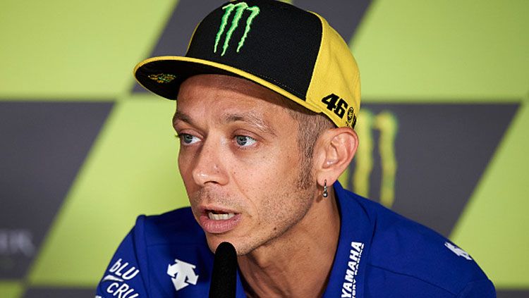 Valentino Rossi dalam sebuah konferensi pers. Copyright: © Getty Images