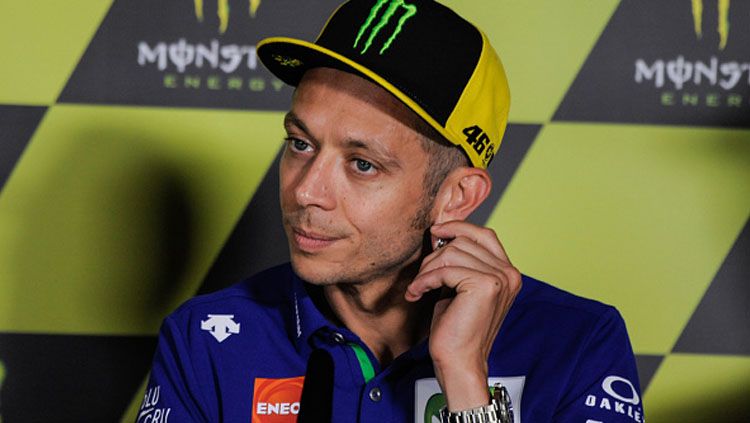 Valentino Rossi dalam sebuah konferensi pers. Copyright: © Getty Images