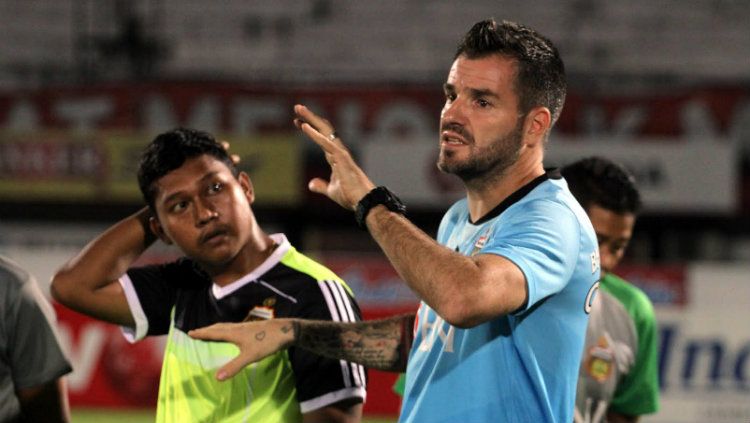 Simon McMenemy ungkap alasan melepas Dinan Javier ke Borneo FC. Copyright: © Bhayangkara FC
