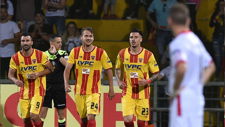 Pemain Benevento merayakan gol. Copyright: © Getty Images