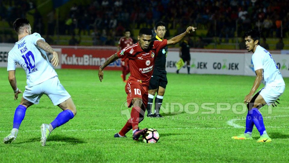 Aksi Finno Andrianas saat bermain untuk Semen Padang. Copyright: © Taufik Hidayat/Indosport