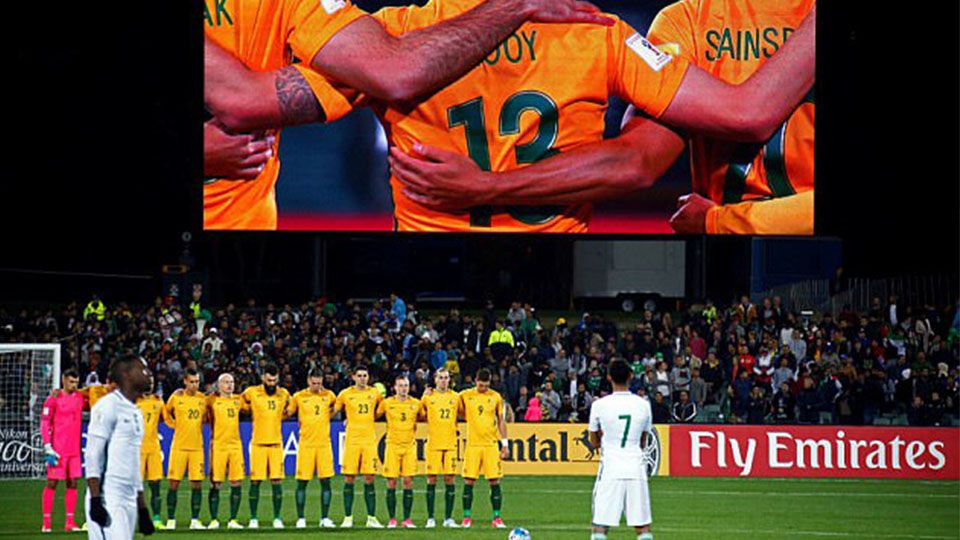 Aksi intoleran yang dilakukan oleh para pemain Timnas Arab Saudi ketika pemain Australia mengheningkan cipta. Copyright: © dailymail.co.uk