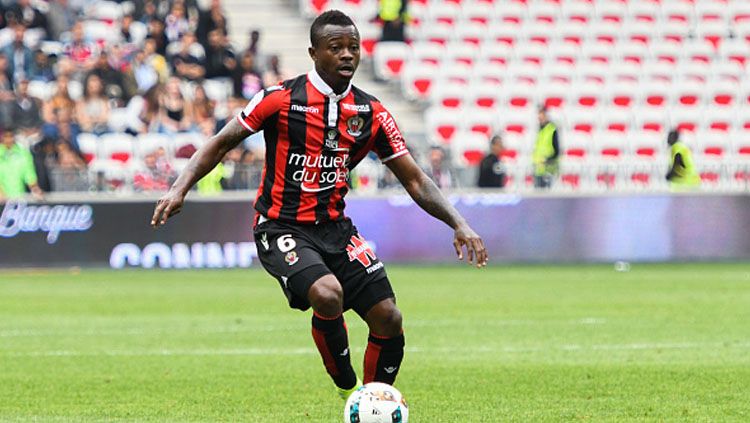 Jean Michael Seri mengontrol bola saat melawan AS Nancy-Lorraine. Copyright: © getty images