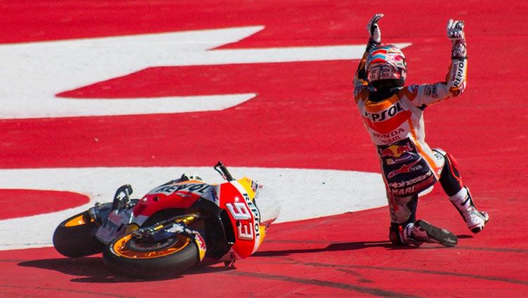 Pembalap andalan Repsol Honda, Marc Marquez terjatuh di MotoGP Catalunya. Copyright: © Twitter/@MotoGP