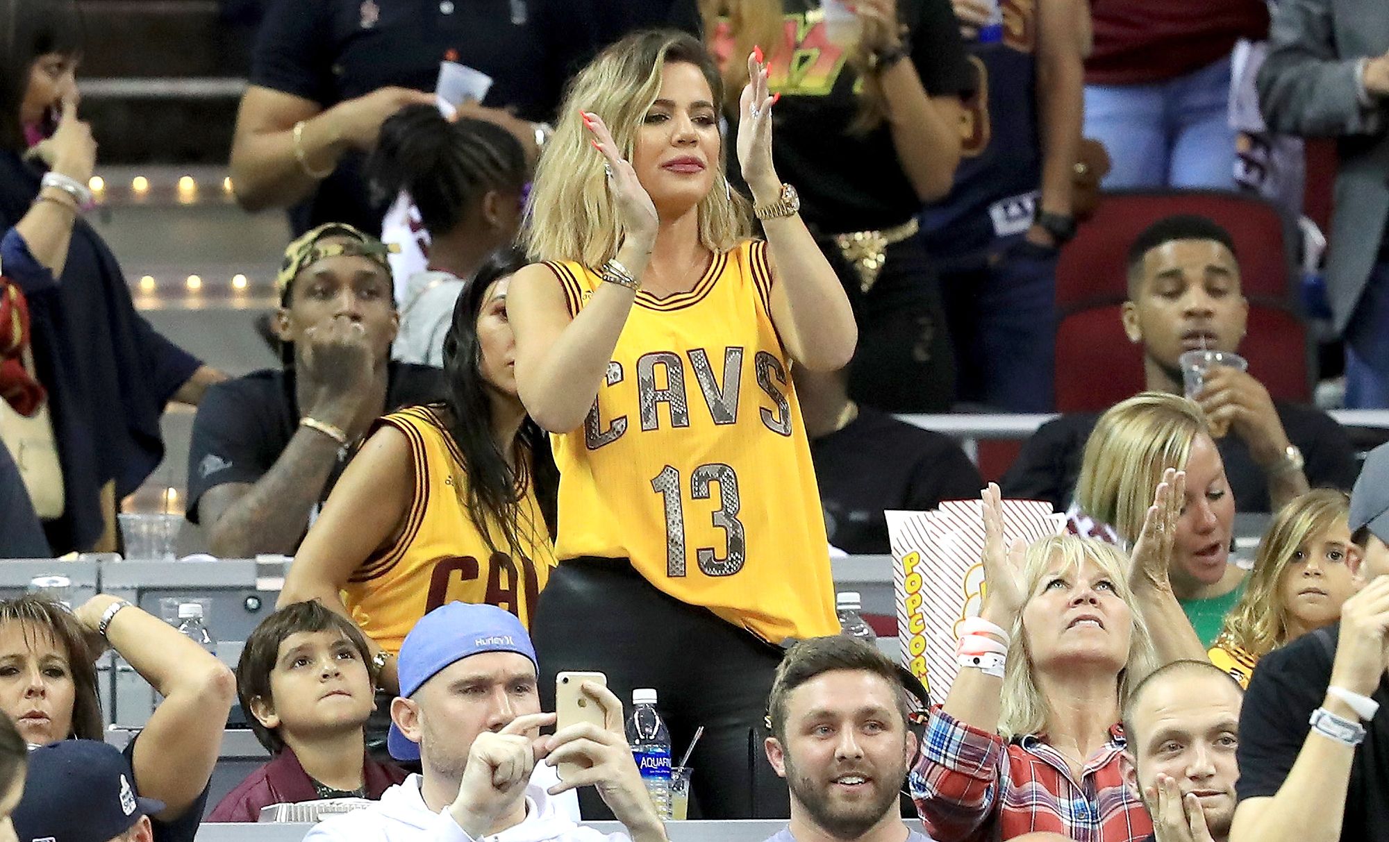 Dukungan Khloe Kardashian kepada Cleveland Cavaliers. Copyright: © RONALD MARTINEZ/GETTY