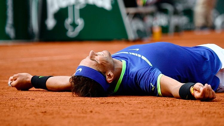 Petenis asal Spanyol, Rafael Nadal saat merayakan kemenangan di Prancis Terbuka. Copyright: © Getty Images