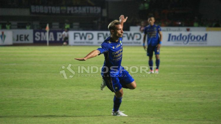 Gelandang tengah Persib Bandung, Raphael Maitimo. Copyright: © Ginanjar/INDOSPORT