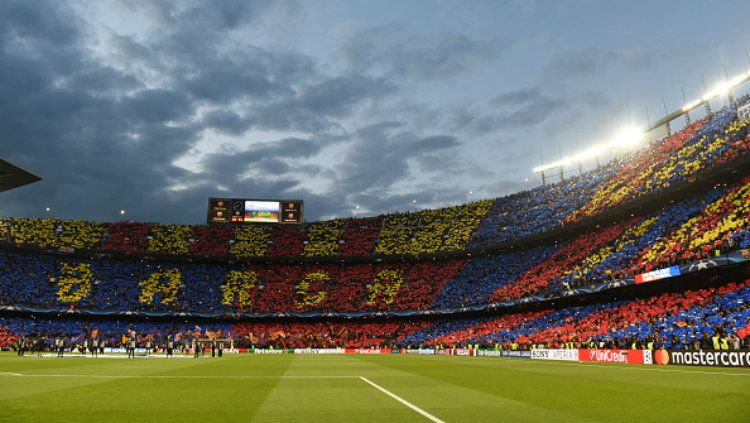 Klub LaLiga Spanyol, Barcelona, menyemprot Camp Nou dengan disinfektan guna mencegah penyebaran virus corona. Copyright: © Etsuo Hara/Getty Images