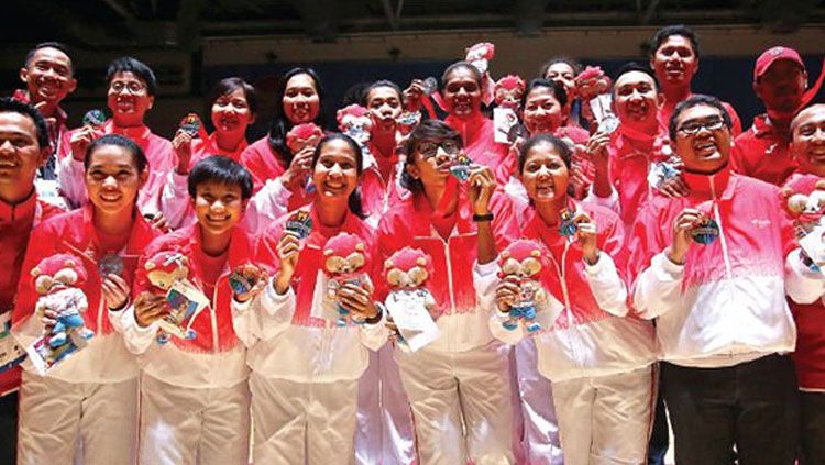 Timnas Basket Putri Indonesia saat mendapat medali perak SEA Games 2015. Copyright: © Jawa Pos