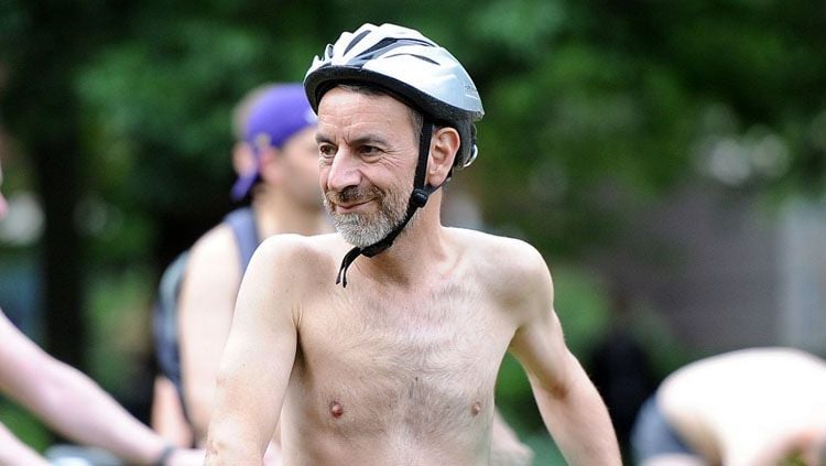 Salah satu peserta yang mengikuti acara World Naked Bike Ride di Manchester, Inggris. Copyright: © manchestereveningnews.co.uk