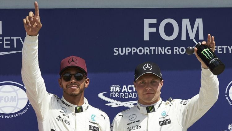 Lewis Hamilton dan Valtteri Bottas di podium GP Kanada 2017. Copyright: © Twitter/IWC Watches