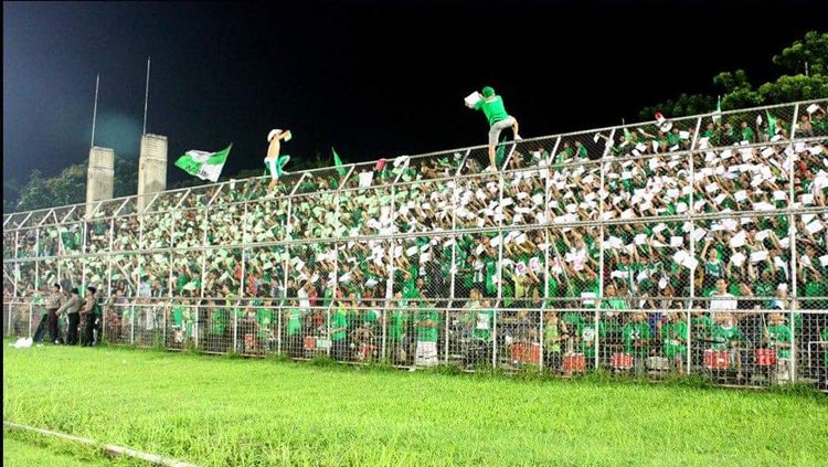 Aksi Smeck Hooligan kala mendukung PSMS Medan. Copyright: © twitter.com/SMeCKPSMS