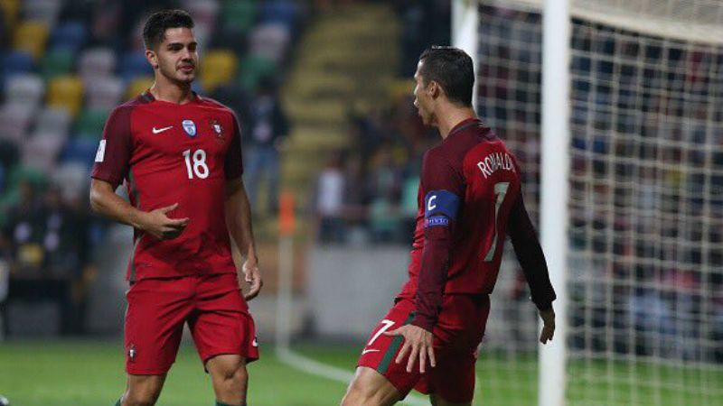 Andre Silva (kiri) bersama Cristiano Ronaldo ketika membela Timnas Portugal. Copyright: © TalkSport