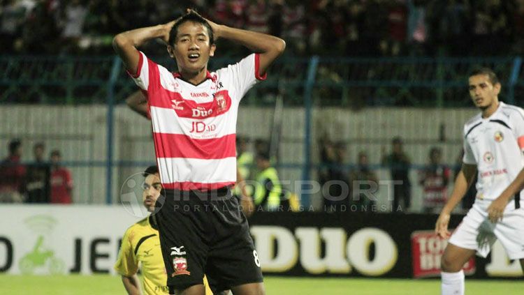 Ekspresi Bayu Gatra yang menggagalkan beberapa peluang emas MU, namun sukses menyumbang satu gol penalti. Copyright: © Ian Setiawan/INDOSPORT