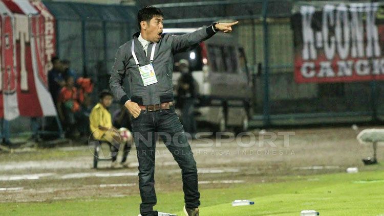 Gaya khas Nilnaizar saat memberikan arahan dengan pose unik, dibalut gaya stylish dalam busananya. Copyright: © Ian Setiawan/INDOSPORT