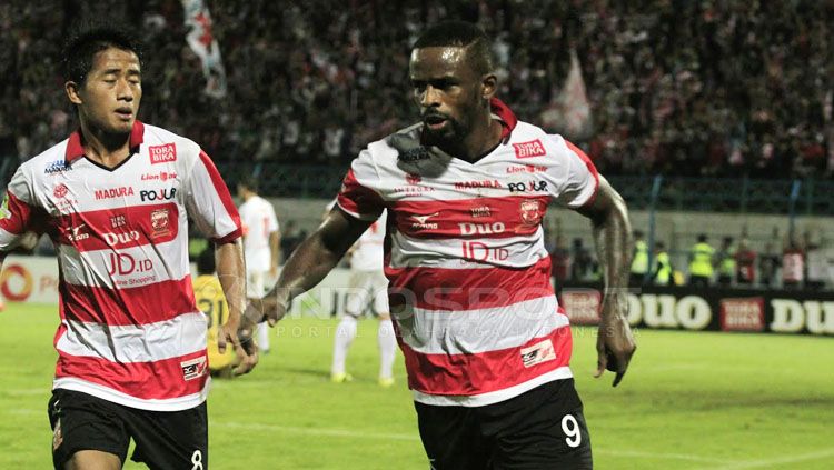 Selebrasi gol Greg Nwokolo yang disambut Bayu Gatra. Copyright: © Ian Setiawan/INDOSPORT