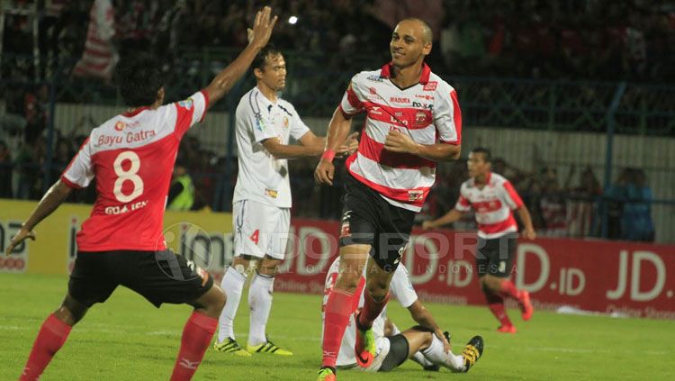 Peter Odemwingie, menjadi the real Marquee Player setelah mencetak hattrick ke gawang Semen Padang. Copyright: © Ian Setiawan/INDOSPORT