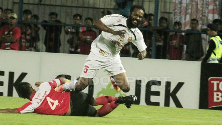 Didier Zokora harus mengerang kesakitan karena tackling Asep Berlian. Copyright: © Ian Setiawan/INDOSPORT