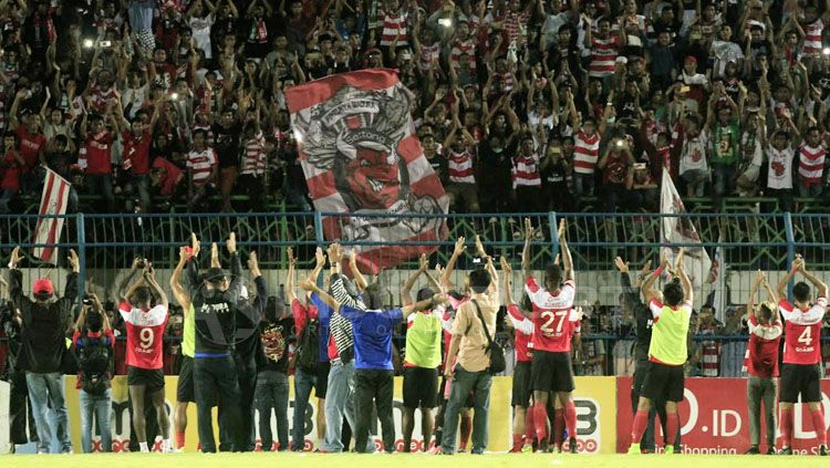 Skuat Madura United memberi ucapan terima kasih kepada dukungan suporter Madura. Copyright: &copy; Ian Setiawan/INDOSPORT