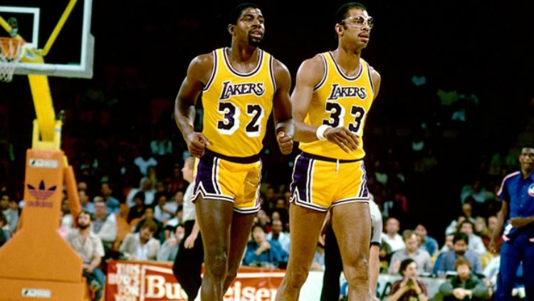 Kareem Abdul-Jabbar (kanan) ketika masih menjadi pemain LA Lakers bersama Magic Johnson. Copyright: © Operation Sports
