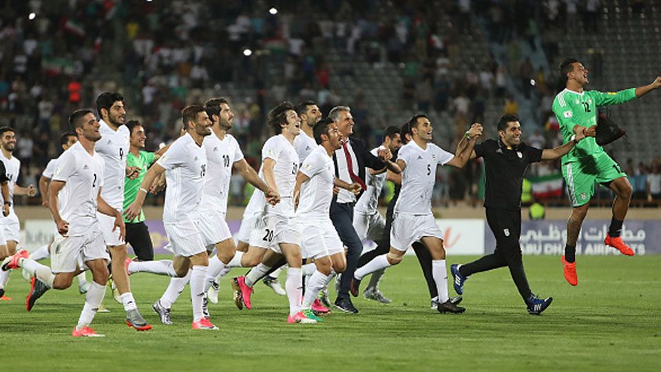 Timnas Iran merayakan keberhasilan mereka usai hempaskan Uzbekistan dengan skor 2-0. Copyright: © getty images