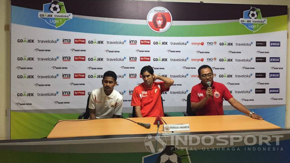 Pelatih Persija Jakarta, Stefano Cugurra Teco (tengah). Copyright: © INDOSPORT/Muhammad Adiyaksa