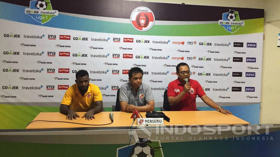 Sesi jumpa Pers tim Perseru Serui. Copyright: © INDOSPORT/Muhammad Adiyaksa