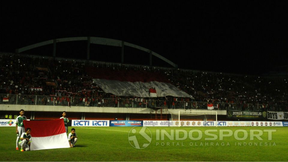 Suporter Timnas Indonesia memadati Stadion Maguwoharjo. Copyright: © INDOSPORT/Prima Pribadi