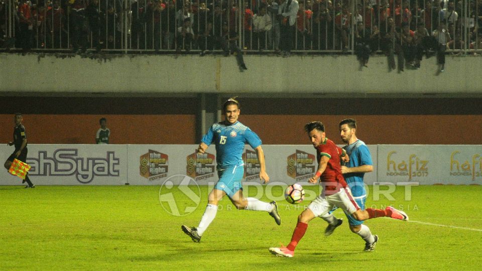 Gelandang serang Timnas Indonesia, Stefano Lilipaly sedang menendang bola ke arah gawang Puerto Rico Copyright: © INDOSPORT/Prima Pribadi