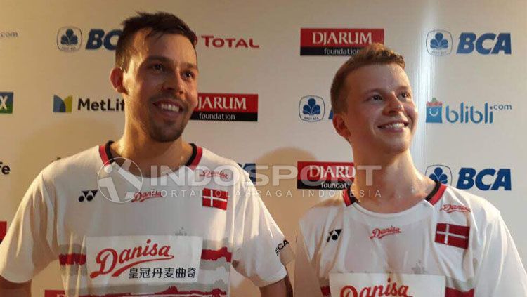 Ganda putra Denmark, Anders Skaarup Rasmussen langsung merayakan kemenangan di Indonesia Masters 2020 dengan berfoto bersama sang idola, Hendra Setiawan Copyright: © Lanjar Wirartri/Indosport.com