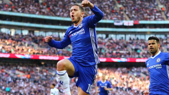 Hazard ketika mencetak gol ke gawang Spurs di semifinal Piala FA. Copyright: © 