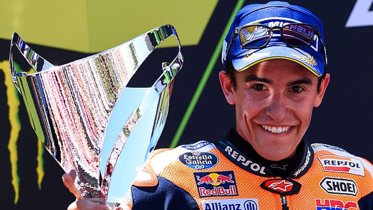 Marc Marquez selebrasi bersama trofi MotoGP Catalunya, Sapnyol. Copyright: © getty images