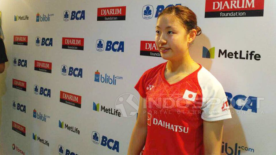 Pebulutangkis Jepang Nozomi Okuhara beberkan apa yang menjadi keunikan dari pecinta bulutangkis atau badminton lovers Indonesia dibanding dengan negaranya. Copyright: © Lanjar Wiratri/Indosport.com