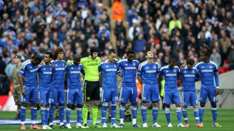 Skuat Chelsea 2012 ketika mengheningkan cipta di semifinal Piala FA. Copyright: © Sportskeeda