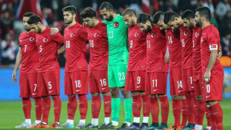 Skuat Turki ketika mengheningkan cipta di laga persahabatan melawan Yunani 20 November 2015. Copyright: © Sportskeeda