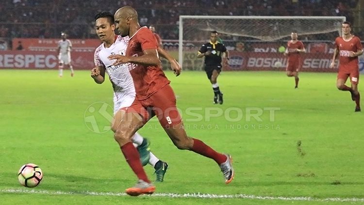 Striker PSM Makassar, Reinaldo Elias da Costa (depan) saat melawan Persipura Jayapura. Copyright: © Muhammad Nur Basri/INDOSPORT