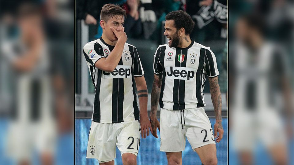 Paulo Dybala dan Dani Alves, dua penggawa Juventus. Copyright: © getty images