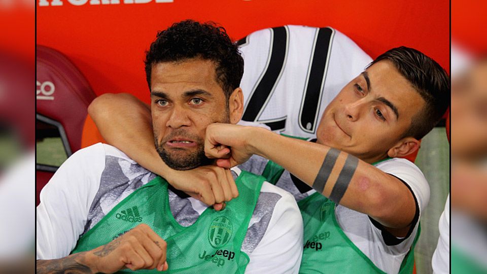 Paulo Dybala dan Dani Alves, dua penggawa Juventus. Copyright: © getty images