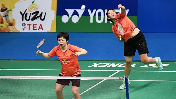Pasangan ganda putri China, Chen Qing Chen/Jia Yi Fan meluapkan rasa bahagia setelah berhasil meraih medali emas di Kejuaraan Dunia Bulutangkis 2021. Copyright: © Indosport.com