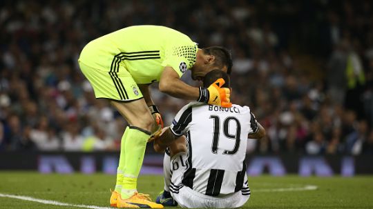 Gianluigi Buffon memberikan semangat kepada rekan setimnya, Leonardo Bonucci saat Juventus gagal meraih gelar Liga Champions 2016/17. Copyright: © getty images