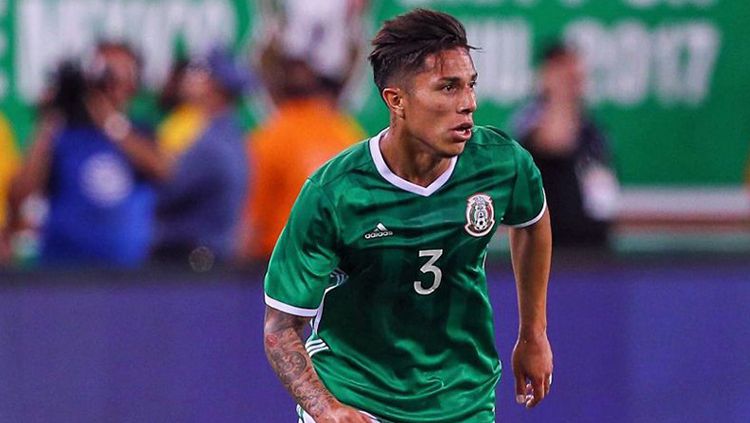 Carlos Salcedo saat membela Timnas Meksiko Copyright: © Bundesliga.com