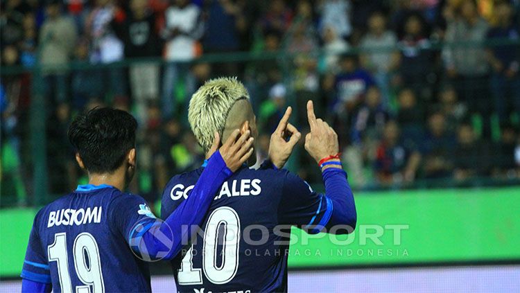 Selebrasi Cristian Gonzales saat merayakan gol Copyright: © Indosport/Ian Setiawan
